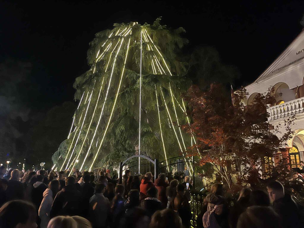 Το άναμμα του χριστουγεννιάτικου δέντρου στο Μητροπολιτικό Μέγαρο Κατερίνης