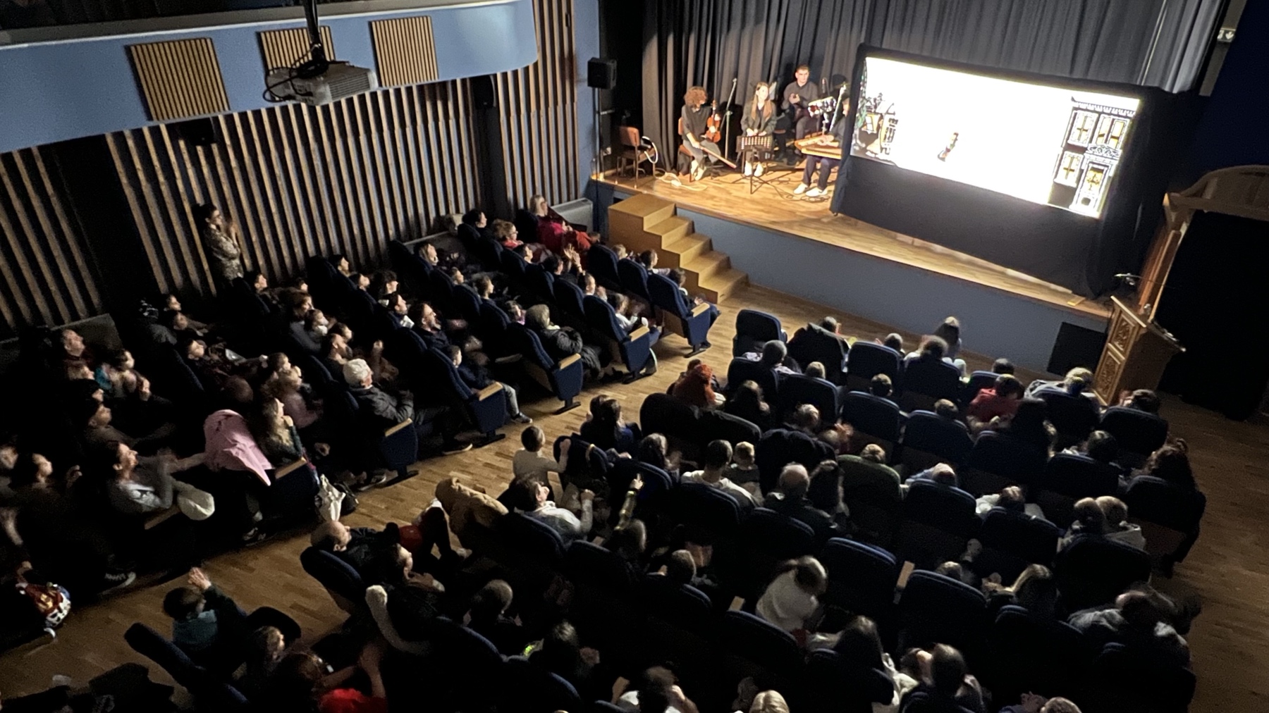 Με μεγάλη συμμετοχή παιδιών η παράσταση θεάτρου σκιών «Το ΟΧΙ του ’40 και ο Καραγκιόζης Λοχίας» που διοργάνωσε το Πνευματικό Κέντρο της Ιεράς Μητροπόλεως Κίτρους